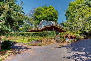Exterior - Family Friendly Home with Hot Tub Ocean View and Entertainment Near Beach (Neskowin)