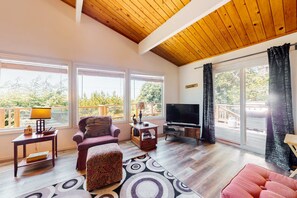 TV, fireplace, video games, DVD player - Family Friendly Home with Hot Tub Ocean View and Entertainment Near Beach (Neskowin)