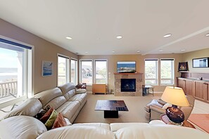 Televisión, chimenea, reproductor de DVD y oficina 