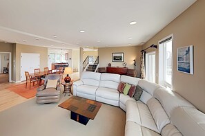 TV, fireplace, DVD player, offices - Expansive Beach Retreat 2 Decks and Balcony Corner Lot 50 to Ocean (Neskowin)
