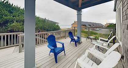 Expansive Beach Retreat 2 Decks and Balcony Corner Lot 50 to Ocean