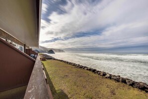 Property grounds - Charming oceanfront studio with easy beach access and stunning ocean views (Neskowin)