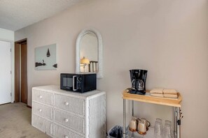 Interior - Charming oceanfront studio with easy beach access and stunning ocean views (Neskowin)
