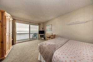 WiFi, bed sheets - Charming oceanfront studio with easy beach access and stunning ocean views (Neskowin)