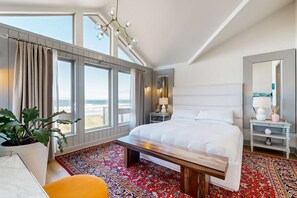 Escritorio, tabla de planchar con plancha, wifi y ropa de cama 