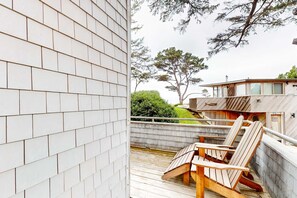 Terrace/patio - Dog friendly home with wetlands view deck fireplace outdoor shower (Neskowin)
