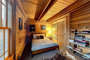 1 bedroom, WiFi, bed sheets - Dog friendly home with wetlands view deck fireplace outdoor shower (Neskowin)