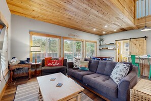 TV, offices - Newly constructed home with firepit and large deck walk to the beach and golf (Neskowin)