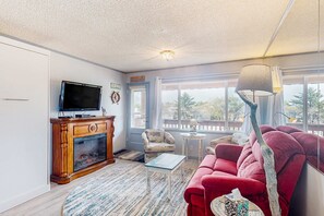 TV, fireplace - Cozy Coastal Condo Steps from the Beach with Deck Views (Neskowin)