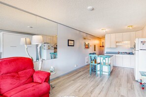 TV, fireplace - Cozy Coastal Condo Steps from the Beach with Deck Views (Neskowin)