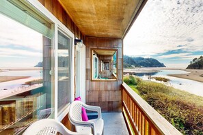 Property grounds - Creekside condo with beach access balcony full kitchen and ocean views (Neskowin)