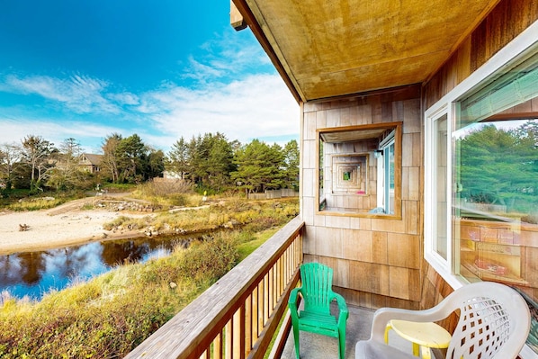 Terrace/patio - Creekside condo with beach access balcony full kitchen and ocean views (Neskowin)