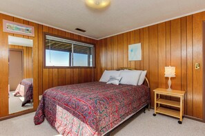 4 bedrooms, iron/ironing board, WiFi, bed sheets - Bright Home with Sweeping Ocean Views and Quiet Location Close to Town (Pacific City)