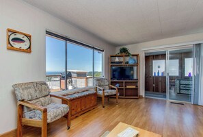 TV, fireplace, DVD player, stereo - Bright Home with Sweeping Ocean Views and Quiet Location Close to Town (Pacific City)