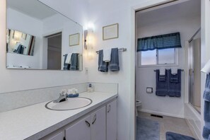 Shower, hair dryer, towels, shampoo - Bright Home with Sweeping Ocean Views and Quiet Location Close to Town (Pacific City)