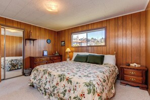 4 bedrooms, iron/ironing board, WiFi, bed sheets - Bright Home with Sweeping Ocean Views and Quiet Location Close to Town (Pacific City)