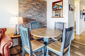 Dining - Oceanfront ground level condo with fireplace and updated kitchen dog friendly (Neskowin)