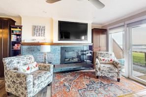 TV, fireplace, DVD player, offices - Oceanfront ground level condo with fireplace and updated kitchen dog friendly (Neskowin)