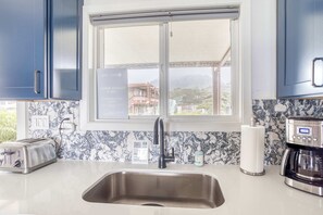 Coffee/tea maker, fridge, microwave, oven