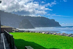 Property grounds - Oceanfront ground level condo with fireplace and updated kitchen dog friendly (Neskowin)