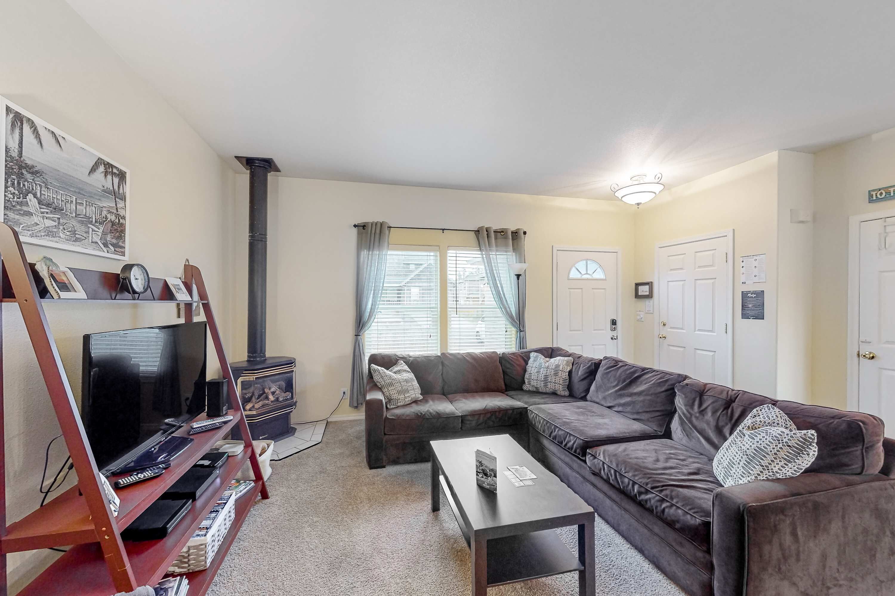 Een televisie, een open haard, een dvd-speler en een stereo