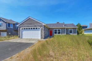 Exterior - Comfortable home close to beach with deck and game room close to town (Pacific City)