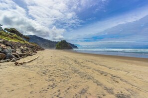Beach nearby - Mid century modern styled home with patio WiFi washer dryer walk to beach (Neskowin)