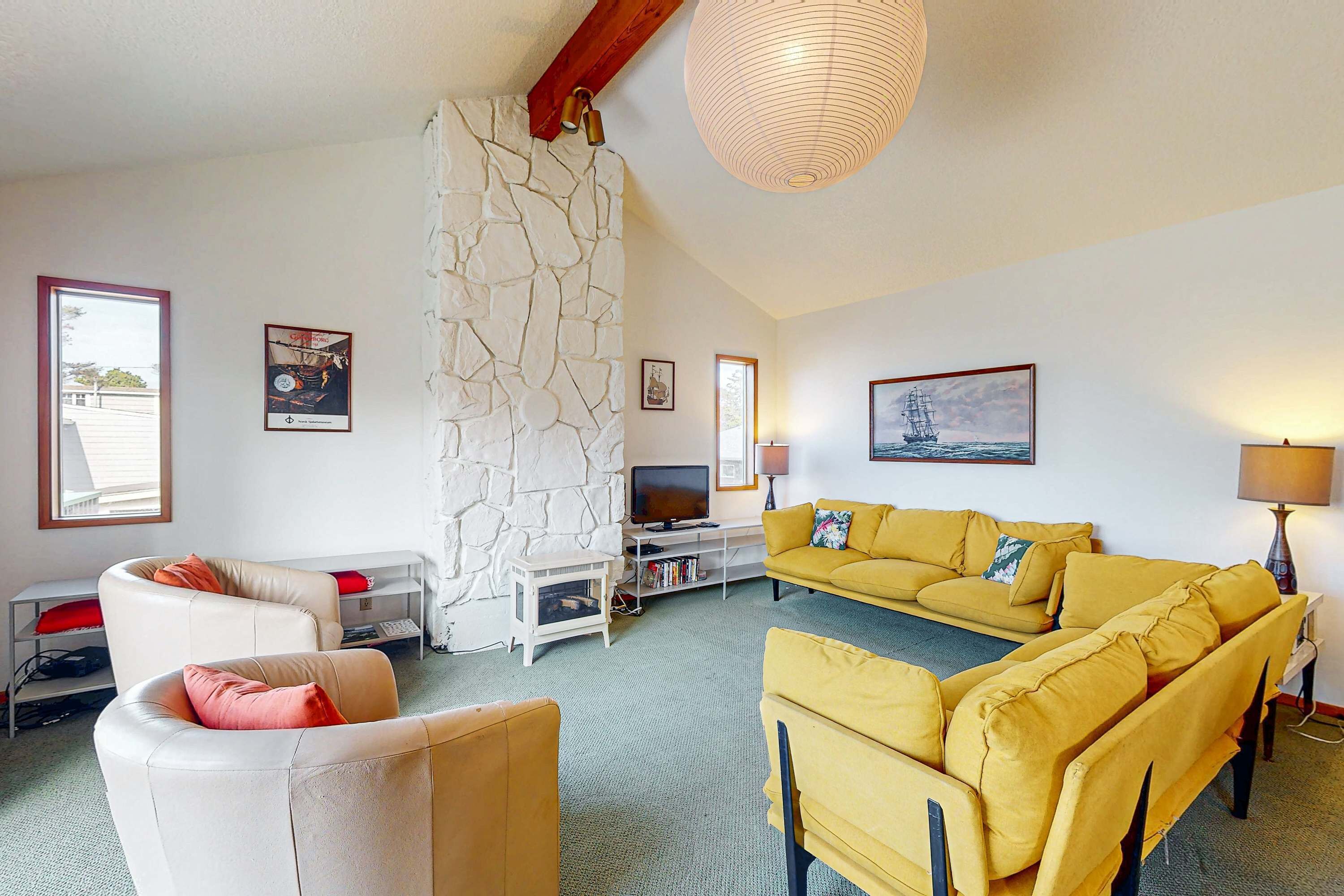 تلفزيون، مدفأة، مشغل دي في دي، مكتب