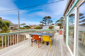 Outdoor dining - Mid century modern styled home with patio WiFi washer dryer walk to beach (Neskowin)