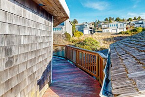 Property grounds - Spacious Dog Friendly Getaway with Boat Parking Perfect for Two Families (Pacific City)
