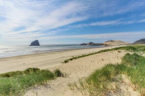 Beach - Spacious Dog Friendly Getaway with Boat Parking Perfect for Two Families (Pacific City)