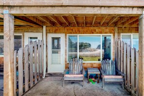 Terrace/patio - Beachfront dog friendly studio with amazing Proposal Rock view steps to the sand (Neskowin)