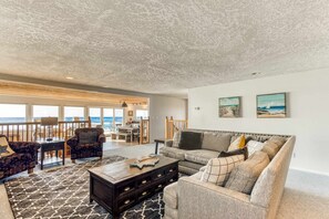 Televisión, chimenea, reproductor de DVD y oficina