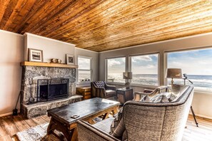 Televisión, chimenea, reproductor de DVD y oficina