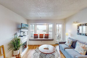 TV, DVD player - Studio with ocean views wifi washer dryer and gas fireplace (Neskowin)