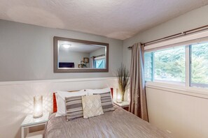 1 bedroom, WiFi, bed sheets - Studio with ocean views wifi washer dryer and gas fireplace (Neskowin)
