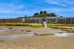 Exterior - Studio with ocean views wifi washer dryer and gas fireplace (Neskowin)
