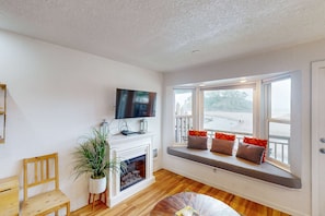 TV, DVD player - Oceanfront 2nd floor condo with ocean views balcony and seasonal beach access (Neskowin)