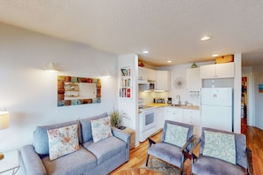 TV, DVD player - Oceanfront 2nd floor condo with ocean views balcony and seasonal beach access (Neskowin)