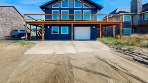 Une maison à deux étages avec un porche avant couvert et un garage.