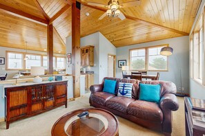 TV, fireplace, video games, DVD player - Dog friendly Neskowin Village home with ocean views private hot tub and patio (Neskowin)