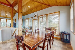 Dining - Dog friendly Neskowin Village home with ocean views private hot tub and patio (Neskowin)