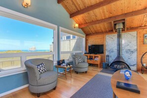TV, fireplace, DVD player, stereo - Modern oceanfront home with stunning ocean views and nearby beach access (Pacific City)