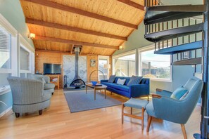 TV, fireplace, DVD player, stereo - Modern oceanfront home with stunning ocean views and nearby beach access (Pacific City)