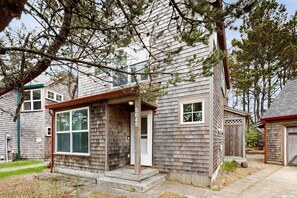 Exterior - Modern two story dog friendly home located close to beaches and trails (Pacific City)