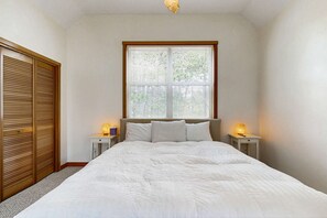 2 bedrooms, iron/ironing board, WiFi, bed sheets - Modern two story dog friendly home located close to beaches and trails (Pacific City)