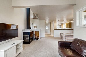 TV, fireplace, DVD player, stereo - Modern two story dog friendly home located close to beaches and trails (Pacific City)