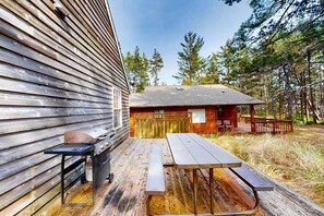 Outdoor dining - Charming Beach House with Unique Decorations and Nearby Beach Access (Pacific City)