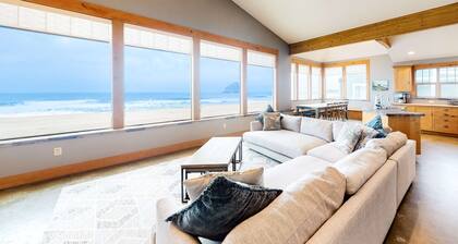 Gorgeous oceanfront home with incredible views of Haystack Rock dog friendly