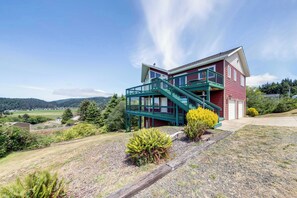 Exterior - Bright and open hillside home with sprawling ocean views (Pacific City)
